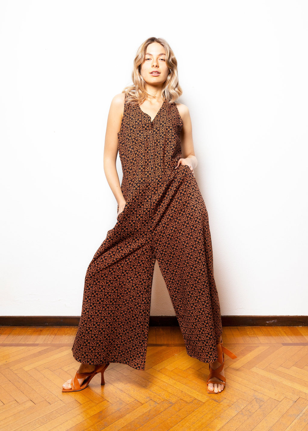 Abito jumpsuit smanicato di cotone con stampa geometrica minimal - NEEV008