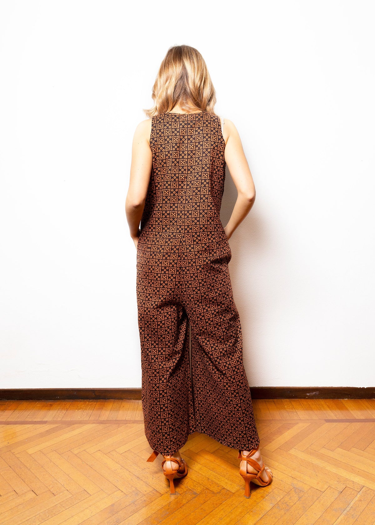 Abito jumpsuit smanicato di cotone con stampa geometrica minimal - NEEV008